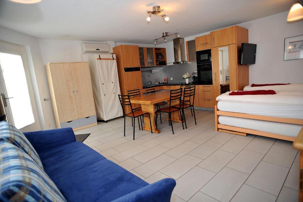 Niros Bed & Breakfast Birsfelden Oda fotoğraf