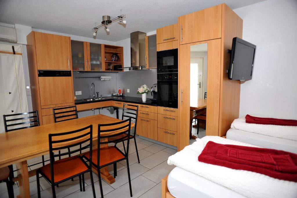 Niros Bed & Breakfast Birsfelden Oda fotoğraf