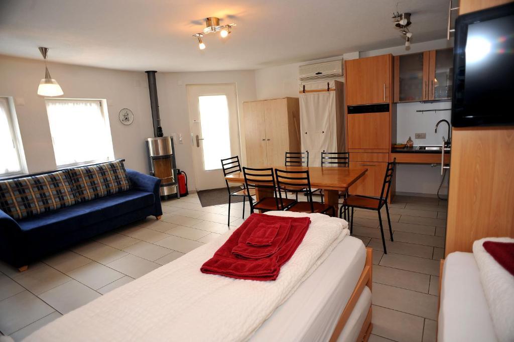 Niros Bed & Breakfast Birsfelden Oda fotoğraf